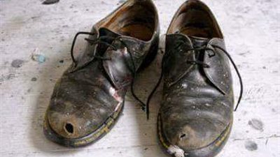 نصحهم الراهب بأن يضعوا نقوداً في هذا الحذاء القديم فبكى صاحبه بكاءاً شديداً بعد أن وجد النقود ..قصة جميلة شير عشان الكل ياخد عظة