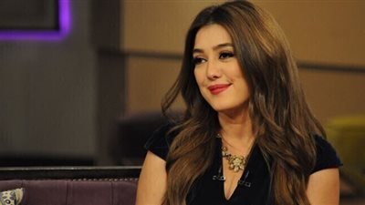 رواد الفيس بوك يهاجمون نيكول سابا بعد نشرها صورة الصليب ..و كندة علوش تدافع عن المسيحية