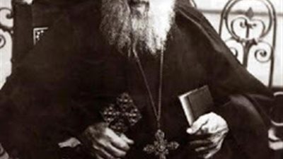 خجل التلميذ حينما وجد البابا كيرلس الخامس يقرأ كتاب من درة مؤلفات حبيب جرجس