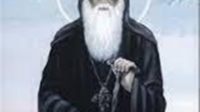 راهب قام بتصوير احد الاديرة فوجد راهب اسود داخل الصورة ذو لحية بيضاء ..شاهد من هو هذا الراهب