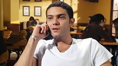 آسر ياسين هذا ما تفعله زوجتي مع المعجبات