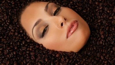 «خلطة القهوة» وصفة سحرية لشعر صحي وقوي