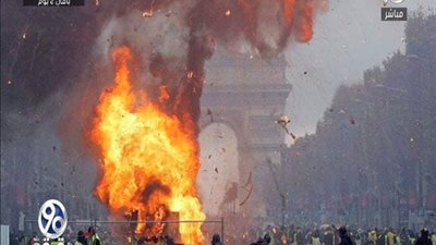 بالفيديو | تصعيد ضخم جدا بفرنسا والحرائق والاشتباكات بكل مكان بالشانزليزية و الباز يكشف من وراء شحن المتظاهرين ضد الحكومة الحالية و كلام خطير جدا يعلن لاول مره