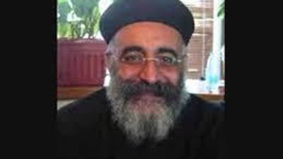 الأب بولس جورج قام بتمزيق الأوراق كلها وقال مش هاين عليا ..شوف هو ليه عمل كده في شبابه