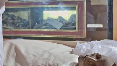 قديس لم يتحلل وجهه وكفيه وأصبح مزاراً للمؤمنين من أجل الحصول على البركة ..شير عشان غيرك يعرف