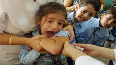 إصابة 13 فتاة بحالة إعياء عقب تناولهن مصل الحصبة الألمانية