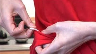 حل سحري للتخلص من العلكة العالقة بالملابس