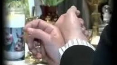 سيدة مسيحية تعيش في سوريا تحكي أن يدها تنزل زيت والسيدة العذراء تظهر لها فجأة وتطمئنها وتشفيها