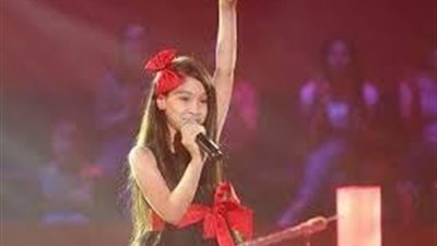 شاهد ..طفلة تغني و تنتقد مواقع التواصل الاجتماعي عن طريق اغنية رائعة