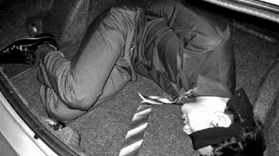 ضبط سيارة بداخلها شخص مختطف أمام قسم