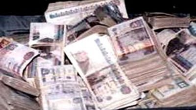 «حلاق» يستولي على نصف مليون جنيه