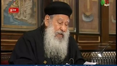 بالفيديو | شخص لديه موهبة اخراج الشياطين وناس تقولة كلام غريب جدا لايقافة ورد قوي من ابونا مكاري يونان