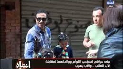 أب يتهرب من مقابلة بناته ويقول ..لأ مش واحشني ويغلق الباب في وجههم