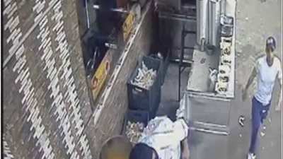 شاب يصعد خلف فتاة صغيرة ويكتم نفسها على السلالم ثم يرميها على الأرض ويهرب ..شيرعشان يتم القبض عليه