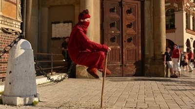 بالصور.. اكتشف سر أشهر 10 خدع سحرية.. «الجلوس في الهواء وفصل الجسد»