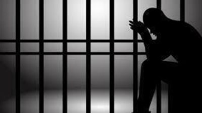 بالصورة .. زوجة تضع قفص حديدي على رأس زوجها لكى يقلع عن هذه العادة ..شاهد السبب الغريب