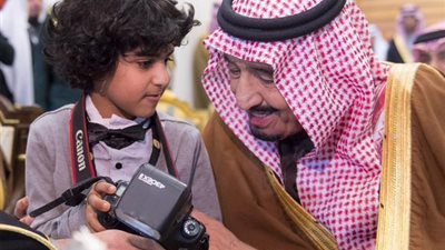 بالصورة ..طفل يحمل لقب أصغر مصور صحفي في الشرق الأوسط يصور الملك سلمان في سباق الخيل ويثير اعجابه