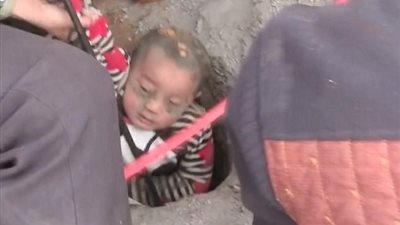 سقوط طفل صغير يبلغ من العمر 3 سنوات في بئر عميق دون أن يحدث له شيئاً