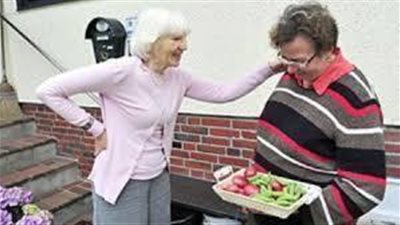 سيدة المانية تهدي زوجين بوكيه ورد مع علبة شيكولاته ..شاهد السبب وتعلم المحبة