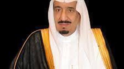 شوف تعاطف الملك سلمان بن عبد العزيز مع هذه الطفلة وهو يلاعبها ويقبلها في احدى المستشفيات بالسعودية