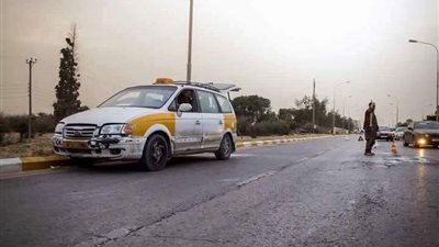 بالصور ..سائق تاكسي يترك وظيفته بين الحين والآخر ويقوم بترميم الشوارع