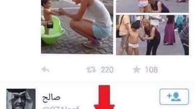 بالصورة ..شيخ سلفي يهاجم فتاتان مجريتان يساعدان الأطفال السوريين بتقديم حمامات بلاستيكية