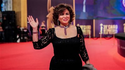 العباية الشفافة دي إيه نظامها مع العمرة الهام شاهين تثير الجدل بعباية شفافه اثناء ادائها العمرة