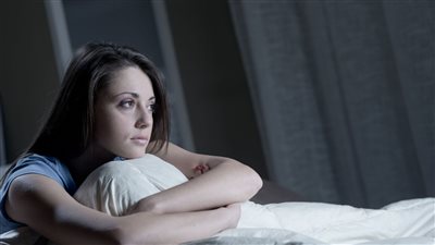 بتفكر كتير ومش عارف تنام مش محتاج طبيب نفسي هنقولك الأسباب والحل في 5 خطوات