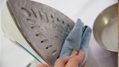 طريقة سهلة وآمنة لتنظيف سطح المكواة