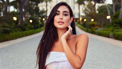 ياسمين صبري تتألق بعباءة فاخرة في مهرجان البحر الأحمر السينمائي