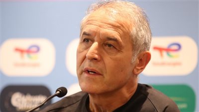 لماذا الهجوم على مدرب الأهلي ومترجم كولر يدافع عن السويسري