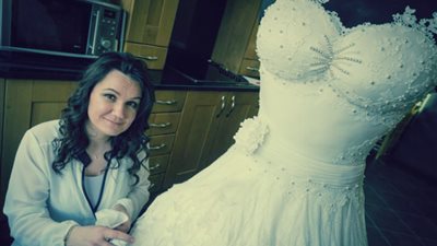 بمناسبة معرض الكيك الدولي مصممون يصنعون فستان زفاف من الحلوى ..شاهد الصور لأنه قابل للأكل