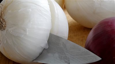 من غير كدب هيوصل 50 جنيه مسؤول مهم البصل مش هيرخص في الوقت الحالي وهذا موعد انخفاضه