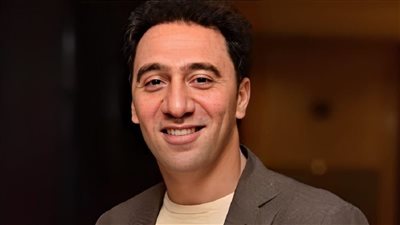 محمد سلام مش بنتي ويحذر من نشر صورته مع هذه الطفلة ما حقيقة صورة البنت التي تظهر معه على الانستجرام