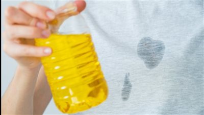 هي دي ستات البيوت الشاطرة اعرفي افضل واقوى الطرق لإزالة بقع الزيت من الملابس