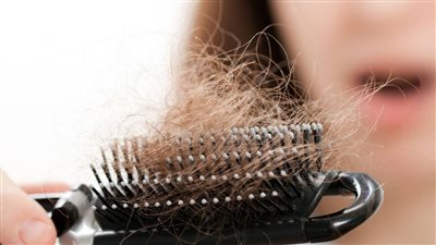 كذبات وخرافات قالولك إنها بتؤدي إلى سقوط الشعر اعرف الحقيقة