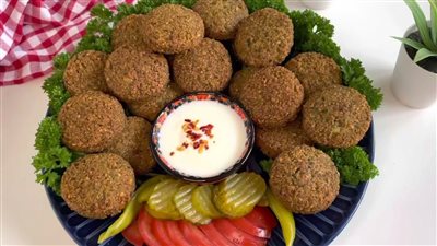 الطعمية أصبحت من المكسرات تعرف علي اغرب نوع من الطعمية طريقة عمل الطعمية المصرية بالكاجو