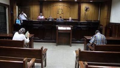 شاهد بالصوره سيدة مسلمة تقبل المسيح وتضع الصليب فوق حجابها وتشهد للمسيح في قاعة المحكمة