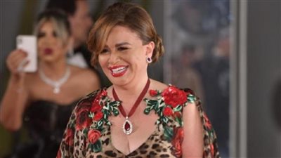 إلهام شاهين تفتعل ضجة على مواقع التواصل الاجتماعي بارتدائها فستان مثير وملفت شاهد