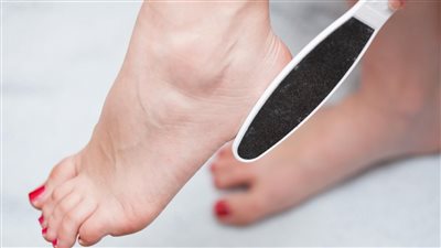 وداعا لتشقق القدمين كعوبك هتبقى منورة بمكون واحد موجود في بيتك هتتخلصي من تشقق القدمين في الشتاء