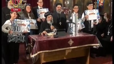 بالفيديو | البابا تواضروس يكرم اطفال 13 عام بسبب اخترعاتهم الرائعه و يسمعهم في زهول