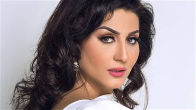 الاحمر يليق بيكي ظهور مفاجئ لوفاء عامر يخطف الأنظار بفستانها المثير شاهد