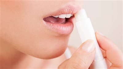 عايزة شفايف ناعمة في الشتاء سيبك من الحاجات التقليدية واعملي بالـ3 نصائح دول