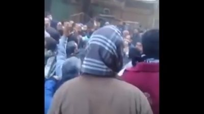 شاهد فيديو جنازة القبطي وابنه بالمنيا تتحول لمظاهره غاضبه للأقباط