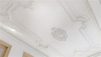 عندك مناسبة وفيه بقع بنية في سقف البيت هنقولك السبب والحل في ثواني