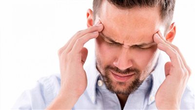 لو حسيت بألم الصداع اذهب للطبيب فورا حسام موافي يحذر من الم الصداع المصحوب بزغللة للعين اعرف السبب