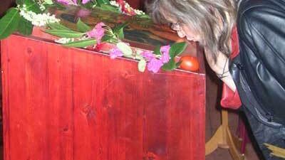 المسيحيين بيعبدو القديسين