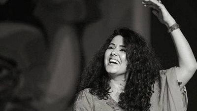 حقيقة سحب التراخيص من المطربة دينا الوديدي ومنعها من الغناء