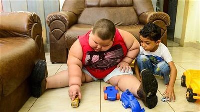 بالصور طفل يزن 90 كيلو وعمره 5 سنوات فقط