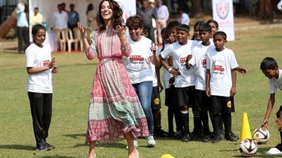 بالصور..الأمير ويليام وزوجته يلعبان مع الإطفال الفقراء في الهند